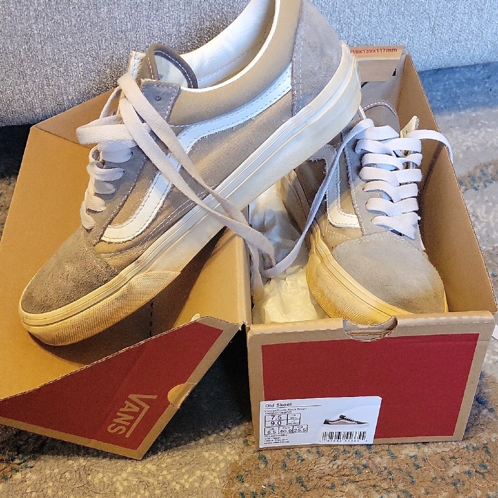 Vans Men's Gray and White Suede Sneakers